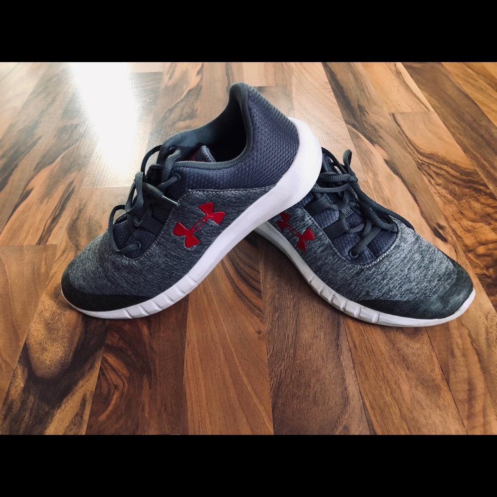 Boys size 5.5 Under Armour shoes (like new) SOLD